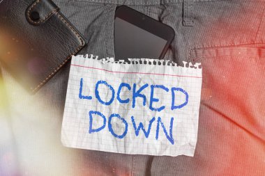 Kelime yazma metni kilitlendi. Acil durum önlemi için iş kavramı. Bu kavram, pantolonunun ön cebinde cüzdan ve not kağıdı bulunan akıllı telefon cihazının yasak bölgede görülmesini engelliyor..