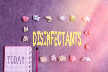 Metin yazma dezenfektanları. Zararlı mikroorganizma kağıt aksesuarlarının bitkisel formunu yok eden kimyasal iş konsepti farklı arka planda dijital akıllı telefon ile düzenlenmiş..