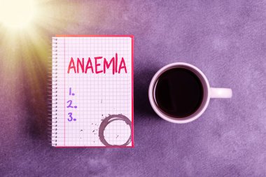 Anemi belirtileri var. Kavramsal fotoğraf kan kâğıdı aksesuarlarında hemoglobin eksikliğiyle işaretlenmiş farklı arka planda dijital akıllı telefon ile düzenlenmiş bir durumdur..