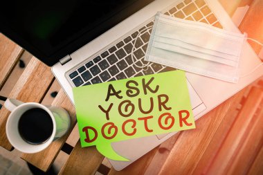 Kelime yazma metni. Doktoruna sor. Sağlık durumu değerlendirmesi için not defteri bulunan tıbbi profesyonel ekipman setinden bilgi veya tavsiye alma konsepti.