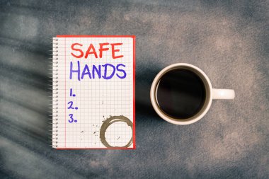 Güvenli Eller 'i gösteren mesaj işareti. Dezenfekte kâğıdı aksesuarları için ellerin sterilitesi ve temizliğini sağlayan kavramsal fotoğraf farklı arkaplanda dijital akıllı telefon ile düzenlenmiş..