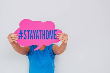 Hashtag 'i gösteren mesaj işareti. Evde kal. Kavramsal fotoğraf, sosyal medyada Coronvirus salgınıyla ilgili bir trend etiketi Boş baloncuk sohbet etiketi notları kişisel fikir kavramını taklit ediyor.