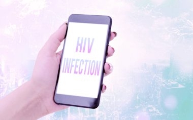 HIV enfeksiyonunu gösteren kavramsal el yazısı. İş fotoğrafı metni. HIV enfeksiyonundan kaynaklanan bağışıklık sistemi hastalığı. Renkli bokeh arka plan altında modern cihazlar beyaz ekran..