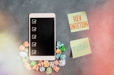 HIV enfeksiyonunu gösteren kavramsal el yazısı. İş fotoğraflarında, farklı arkaplanlarda akıllı telefonlu HIV kâğıt aksesuarları enfeksiyonundan kaynaklanan bağışıklık sistemi hastalığı görülüyor..
