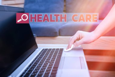 Sağlık hizmetlerini gösteren bir mesaj. Elektronik cihazlar içerisindeki bireylere veya topluma dezenfektan tarafından kontrol edilen kirliliğe ilişkin kavramsal fotoğraf organize edilmiş tıbbi bakım.