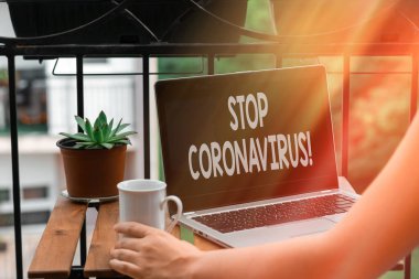 Coronavirus 'u durdurun yazan bir mesaj. Kavramsal fotoğraf hastalığı farkındalık kampanyası COVID19 vakalarının kişisel iş yeri genel değerlendirmesini azaltmak için bireysel çıkarlar için kullanılan dizüstü bilgisayarlı kişisel çalışma alanı.