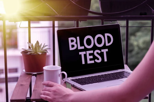 Az SMS-ben vérvizsgálat van. Fogalmi fotó Kivont vérminta egy szervezetből, hogy tökéletesítse a laboratóriumi elemzést Személyes munkahelyi áttekintés laptop eszköz egyéni érdeklődésre. — Stock Fotó