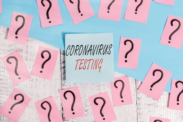 Текст, написанный словом Coronavirus Testing. Бизнес-концепция для сбора образцов от жизнеспособного пациента для идентификации SARSCoV2 Scribbled и дробления бумаги с толстым картонным покрытием над деревянным столом . — стоковое фото