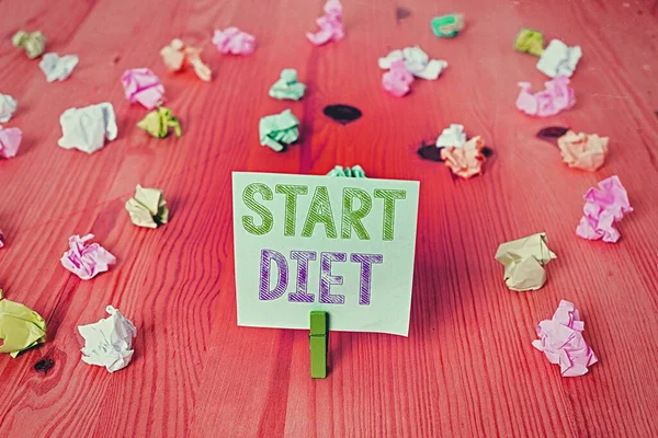 Handstilstext Starta Diet. Begreppet innebär praxis att äta mat på ett reglerat och övervakat sätt Färgade skrynkliga rektangel formade påminnelse papper ljusblå bakgrund. — Stockfoto