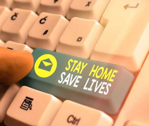 Πινακίδα που δείχνει το Stay Home Save Lives. Εννοιολογική φωτογραφία μειώνει τον αριθμό των ασθενών που έχουν μολυνθεί με το να μην αφήνει το σπίτι Λευκό πληκτρολόγιο PC με άδειο χαρτί σημείωμα πάνω από το λευκό κλειδί αντίγραφο χώρο. — Φωτογραφία Αρχείου