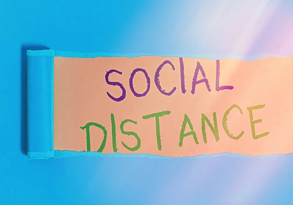 Почерк написания текста Social Distance. Концепция, означающая сохранение высокого интервала физического расстояния для безопасности здоровья населения — стоковое фото