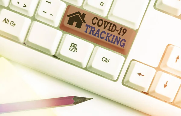 Schreibnotiz, die Covid 19 Tracking zeigt. Geschäftsfoto, das den Unterscheidungsprozess der möglichen infizierten Personen zeigt Weiße PC-Tastatur mit leerem Notizpapier über weißem Schlüsselkopierraum. — Stockfoto