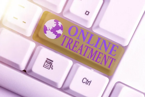 文字书写，在线治疗。在互联网上提供精神健康服务的商业概念白板键盘，白键复本上方空白纸. — 图库照片