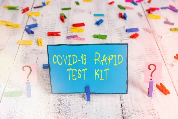 Slovo psaní textu Rapid Test Kit. Obchodní koncept pro Nouzové lékařské diagnostické vybavení, které přináší rychlé výsledky Čmáraný a drolící se list s kancelářskými sponkami umístěnými na dřevěném stole. — Stock fotografie