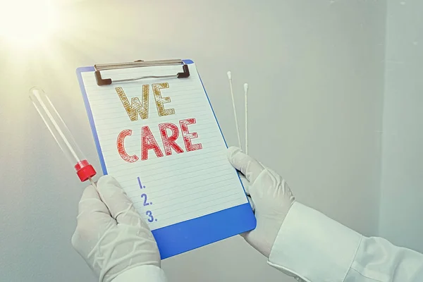 Texte montrant Nous nous soucions. Photo conceptuelle Chercher quelqu'un la vie Donner des soins et répondre à ses besoins Échantillon de test sanguin de laboratoire montré pour le résultat de l'analyse diagnostique médicale. — Photo