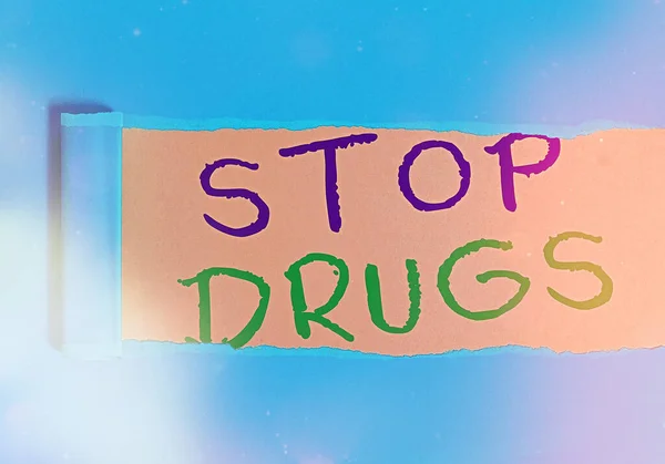 Escritura a mano de texto Stop Drugs. Concepto que significa poner fin a la dependencia de sustancias como la heroína o la cocaína . — Foto de Stock