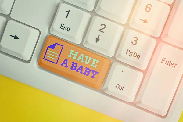 Notiz mit der Aufschrift Have A Baby. Geschäftliches Foto, das Eltern zeigt, die ein neugeborenes Kind erwarten oder haben werden Weiße PC-Tastatur mit leerem Notizpapier über weißem Kopierraum. — Stockfoto