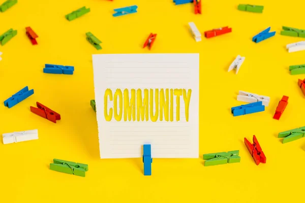 コミュニティを示す概念的な手書き。一緒に暮らす共通の特徴を持つグループを紹介するビジネス写真色の布紙空のリマインダ黄色の床オフィス. — ストック写真