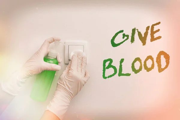 単語の執筆テキスト血を与えなさい。個人のためのビジネス概念は自発的に血を引き、輸血のために使用される消毒剤によって制御される電子ガジェットの表面内の汚染. — ストック写真
