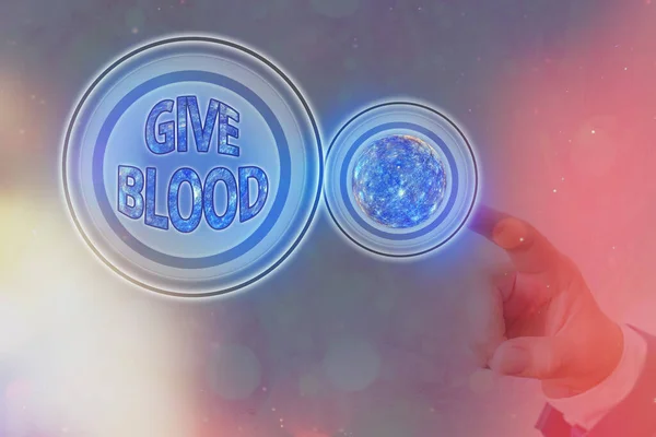 Textová značka "Give Blood". Konceptuální fotografie jedince dobrovolně odebírá krev a používá ji pro transfuze futuristické ikony sluneční soustavy. Prvky tohoto snímku poskytla NASA. — Stock fotografie