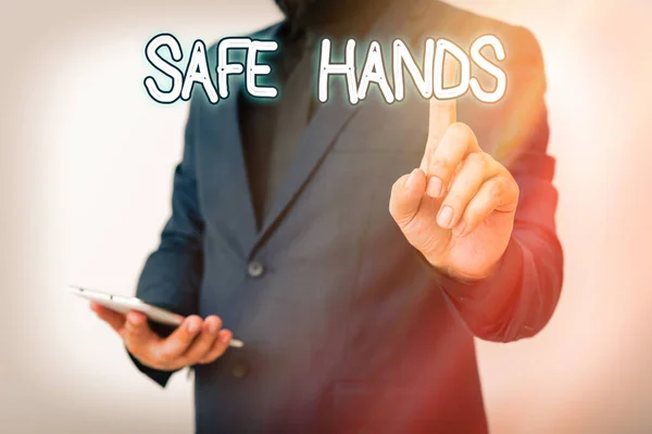 Kézírás szöveg Biztonságos kezek. Koncepció jelentése Biztosítása a sterilitás és tisztaság a kezek fertőtlenítés Modell mutató kéz ujjal szimbolizálja navigációs haladás növekedés. — Stock Fotó