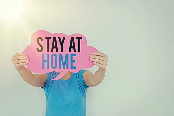 Signo de texto que muestra Stay At Home. Control conceptual del movimiento fotográfico que restringe a las personas de ser expuestas públicamente Notas adhesivas de chat de burbujas vacías simulan enfatizar el concepto de idea personal . —  Fotos de Stock