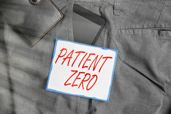 Znak tekstowy dla Pacjenta Zero. Zdjęcie koncepcyjne podstawowy nosiciel choroby wysoce zaraźliwej Urządzenie Smartphone wewnątrz kieszeni spodni z portfela i papieru notatkowego. — Zdjęcie stockowe