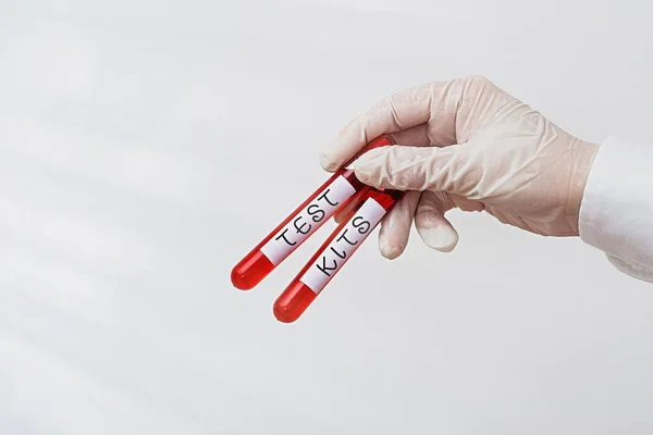 Text-Text-Test-Kits. Geschäftskonzept für Werkzeuge zum Nachweis der Anwesenheit von etwas im Körper Extrahierte Blutprobe Fläschchen bereit für die medizinische diagnostische Untersuchung. — Stockfoto