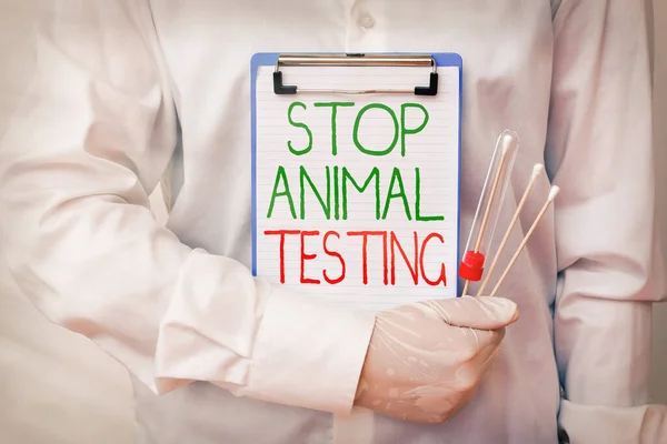 Píšu zprávu ukazující Zastavit testování na zvířatech. Prezentace obchodních fotografií ukončila pokusy na zvířatech nebo výzkum Laboratorní vzorek krve pro lékařskou diagnostickou analýzu. — Stock fotografie