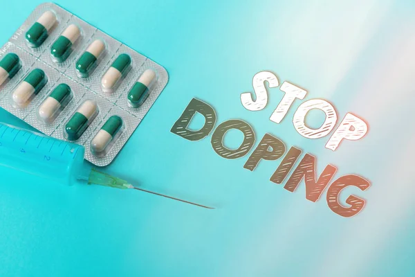Scrittura di testo a mano Stop Doping. Concetto che significa smettere di usare farmaci vietati per migliorare le prestazioni atleticheAttrezzature mediche primarie precauzionali per la protezione della salute. — Foto Stock