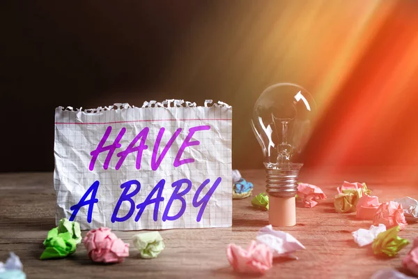 Parola che scrive testo Avere un bambino. Business concept per i genitori si aspettano o stanno per avere un bambino appena nato lampadine realistiche colorate vintage, idea segno soluzione concetto di pensiero. — Foto Stock