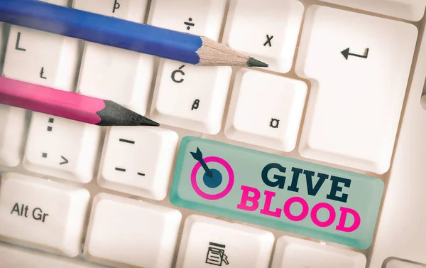 Signo de texto que muestra Give Blood. Foto conceptual un individuo voluntariamente tiene sangre extraída y utilizada para transfusiones Teclado blanco de PC con papel de nota vacío sobre el espacio de copia de tecla blanca . —  Fotos de Stock