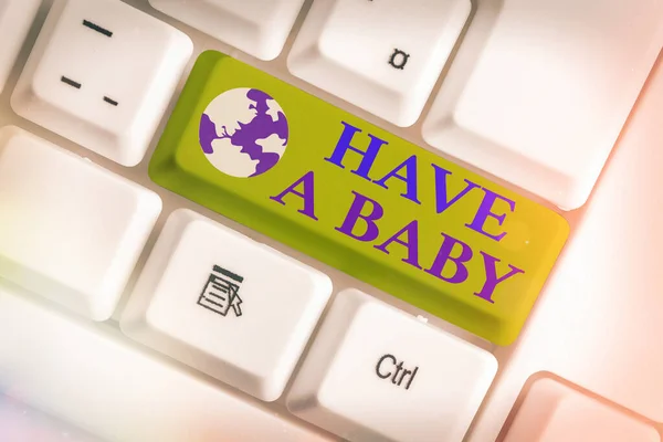 Wortschreibtext Have A Baby. Geschäftskonzept für Eltern, die ein neugeborenes Kind erwarten oder haben werden Weiße PC-Tastatur mit leerem Notizpapier über weißem Kopierraum. — Stockfoto