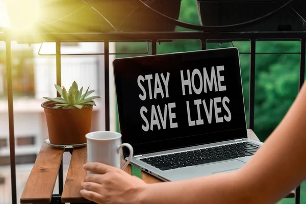 Znak tekstowy pokazujący Stay Home Save Lives. Koncepcyjne zdjęcie zmniejsza liczbę zakażonych pacjentów, nie opuszczając domu Osobisty przegląd miejsca pracy z laptopem urządzenia używane do indywidualnego zainteresowania. — Zdjęcie stockowe