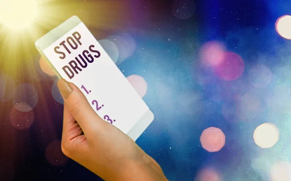 Εννοιολογικά χειρόγραφα που δείχνουν Στάση Ναρκωτικών. Επαγγελματική φωτογραφία showcasing θέσει τέλος στην εξάρτηση από ουσίες όπως η ηρωίνη ή η κοκαΐνη Σύγχρονη gadgets λευκή οθόνη κάτω από πολύχρωμο φόντο bokeh. — Φωτογραφία Αρχείου