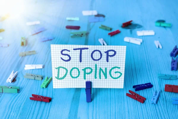 Scrittura concettuale a mano che mostra Stop Doping. Business photo vetrina smettere l'uso di vietati farmaci miglioramento delle prestazioni atletiche colorati accartocciato rettangolo forma carta sfondo azzurro. — Foto Stock