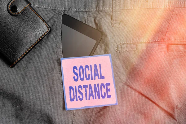 Ecriture conceptuelle montrant la Distance sociale. Photo d'affaires montrant le maintien d'une distance physique à intervalle élevé pour la sécurité de la santé publique Appareil smartphone à l'intérieur du pantalon poche avant avec — Photo