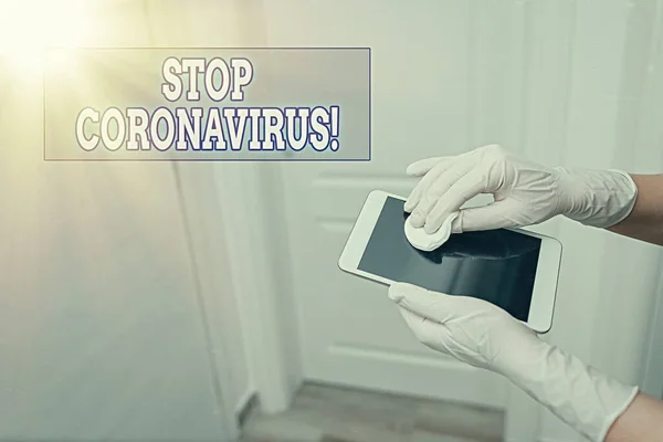Ordskrivning text Stoppa Coronavirus. Affärsidé för informationskampanjer om sjukdomar för att minska COVID19-fallen Kontaminering inom elektroniska prylar som kontrolleras med desinfektionsmedel. — Stockfoto