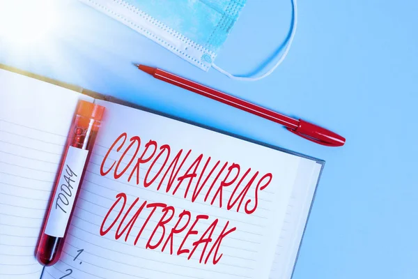 Coronavirus Outbreak 라는 문자를 쓴다. 새로 발견 된 COVID19 가 일으키는 전염병에 대한 사업 개념 검사를 할 준비가 된 의료용 액세서리가 있는 혈액 샘플 병을 추출하였다. — 스톡 사진