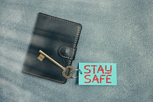 Письменный почерк. Понятие, означающее безопасность от угрозы опасности, вреда или места для хранения статей Бумажные аксессуары с цифровым смартфоном расположены на другом фоне
.