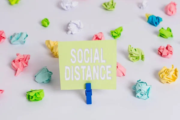 Pisanie tekstu Social Distance. Biznes koncepcja stopnia akceptacji ogólnej interakcji osób Kolorowe pogniecione papiery puste przypomnienie biały podłoga tło szpilka. — Zdjęcie stockowe
