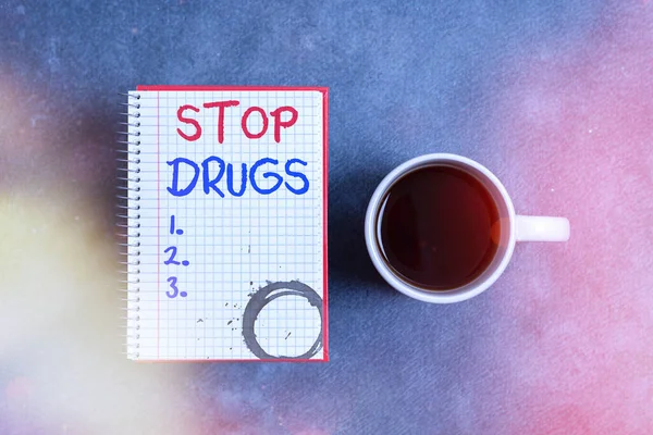 薬を止めるのを示すテキストサイン。概念的な写真は、異なる背景に配置されたデジタルスマートフォンとヘロインやコカイン紙のアクセサリーなどの物質に依存に終止符を打つ. — ストック写真