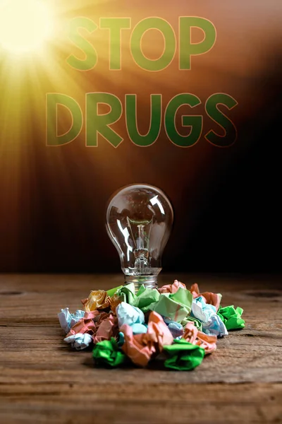 Σήμα που δείχνει Στάση Ναρκωτικών. Η εννοιολογική φωτογραφία έθεσε τέλος στην εξάρτηση από ουσίες όπως η ηρωίνη ή η κοκαΐνη Ρεαλιστικές έγχρωμες λάμπες vintage, ιδέα νοηματική λύση σκέψης. — Φωτογραφία Αρχείου