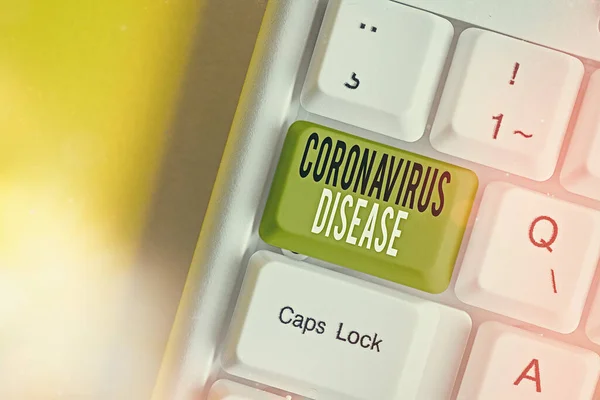 Text tecken som visar Coronavirus sjukdom. Begreppsbild definieras som sjukdom orsakad av ett nytt virus SARSCoV2 Vitt tangentbord med tomt anteckningspapper ovanför vit nyckel kopiera utrymme. — Stockfoto