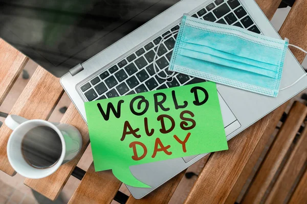 Ordskrivande text Världsaidsdagen. Affärsidé för en internationell dag för att öka medvetenheten om aidspandemin Uppsättning medicinsk utrustning med anteckningsblock för bedömning av hälsotillstånd. — Stockfoto
