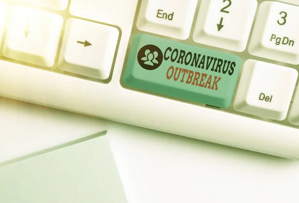 Handskrift text skriva Coronavirus utbrott. Begreppet infektionssjukdom orsakad av nyupptäckt COVID19 Vitt tangentbord med tomt anteckningspapper ovanför vitt nyckelkopieringsutrymme. — Stockfoto