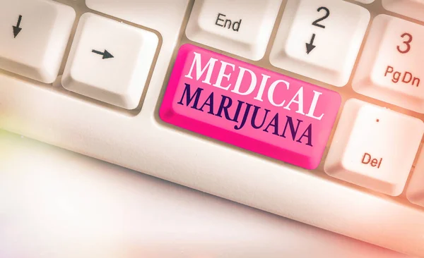 Ordskrivande text Medicinsk Marijuana. Affärsidé för endast receptbelagd och används för att behandla sjukdom Vitt pc-tangentbord med tomt anteckningspapper ovanför vit nyckel kopieringsutrymme. — Stockfoto