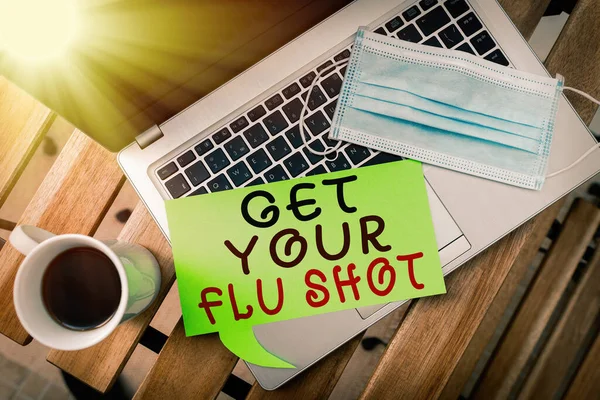 文字书写让你的流感被射中。每年都会提供防疫注射的业务概念，以防止感染一套附有健康情况评估记事本的医疗仪器. — 图库照片