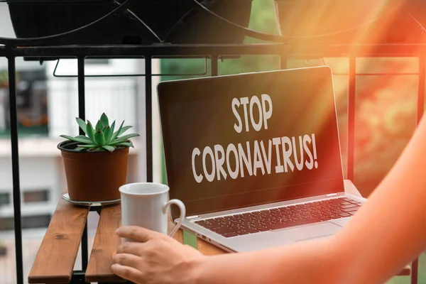 पाठ चिह्न जो कोरोनावायरस रोकता है. कॉन्सेप्टुअल फोटो रोग जागरूकता अभियान COVID19 मामलों को कम करने के लिए लड़ रहा है व्यक्तिगत हित के लिए उपयोग किए जाने वाले लैपटॉप डिवाइस के साथ व्यक्तिगत कार्यस्थल अवलोकन . — स्टॉक फ़ोटो, इमेज