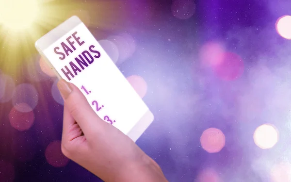 Güvenli Eller 'i gösteren kavramsal el yazısı. Dezenfekte için ellerin sterilitesi ve temizliğini garanti altına alan iş fotoğrafı. Renkli bokeh altında modern cihazlar beyaz perde. — Stok fotoğraf
